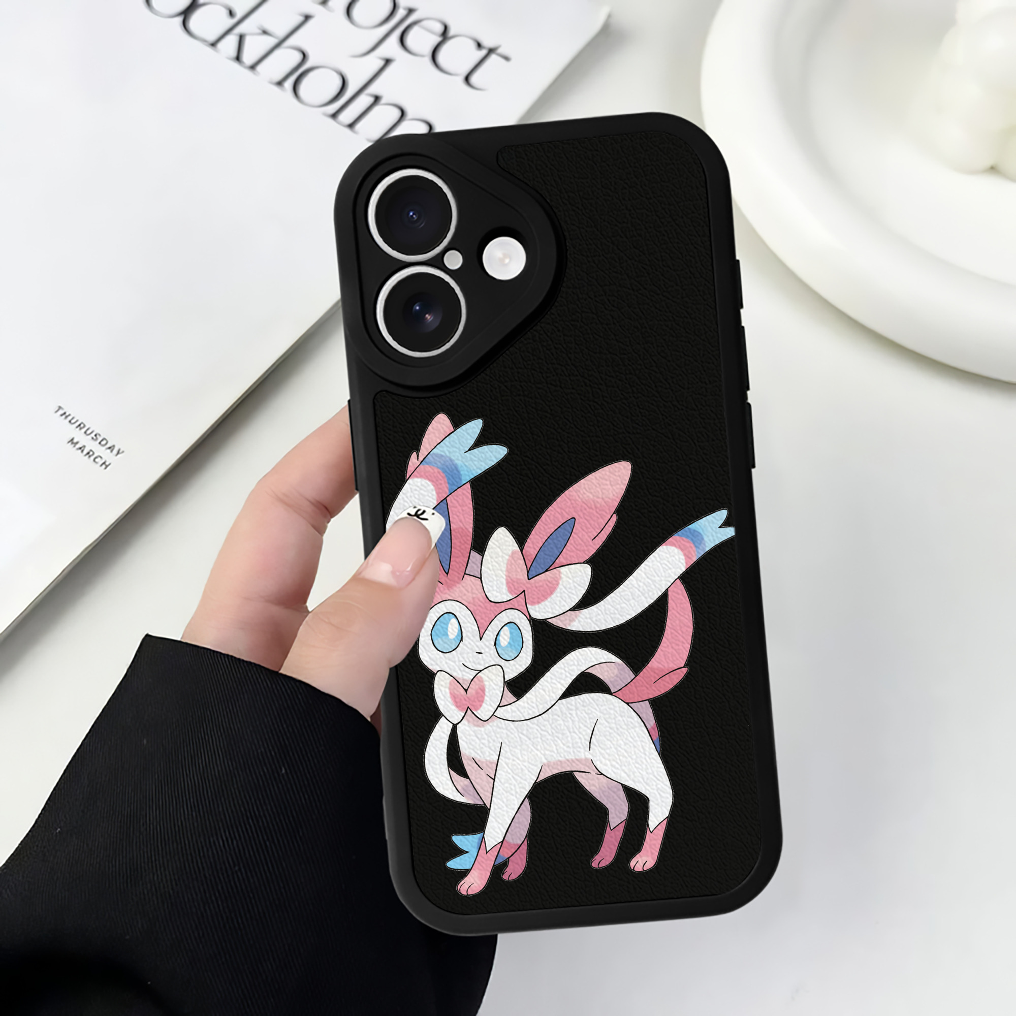 （画像用） ポケットモンスター Pokémon 【iPhone 16シリーズ対応】シリコンスマホケース（レザー調） 材質：シリコン